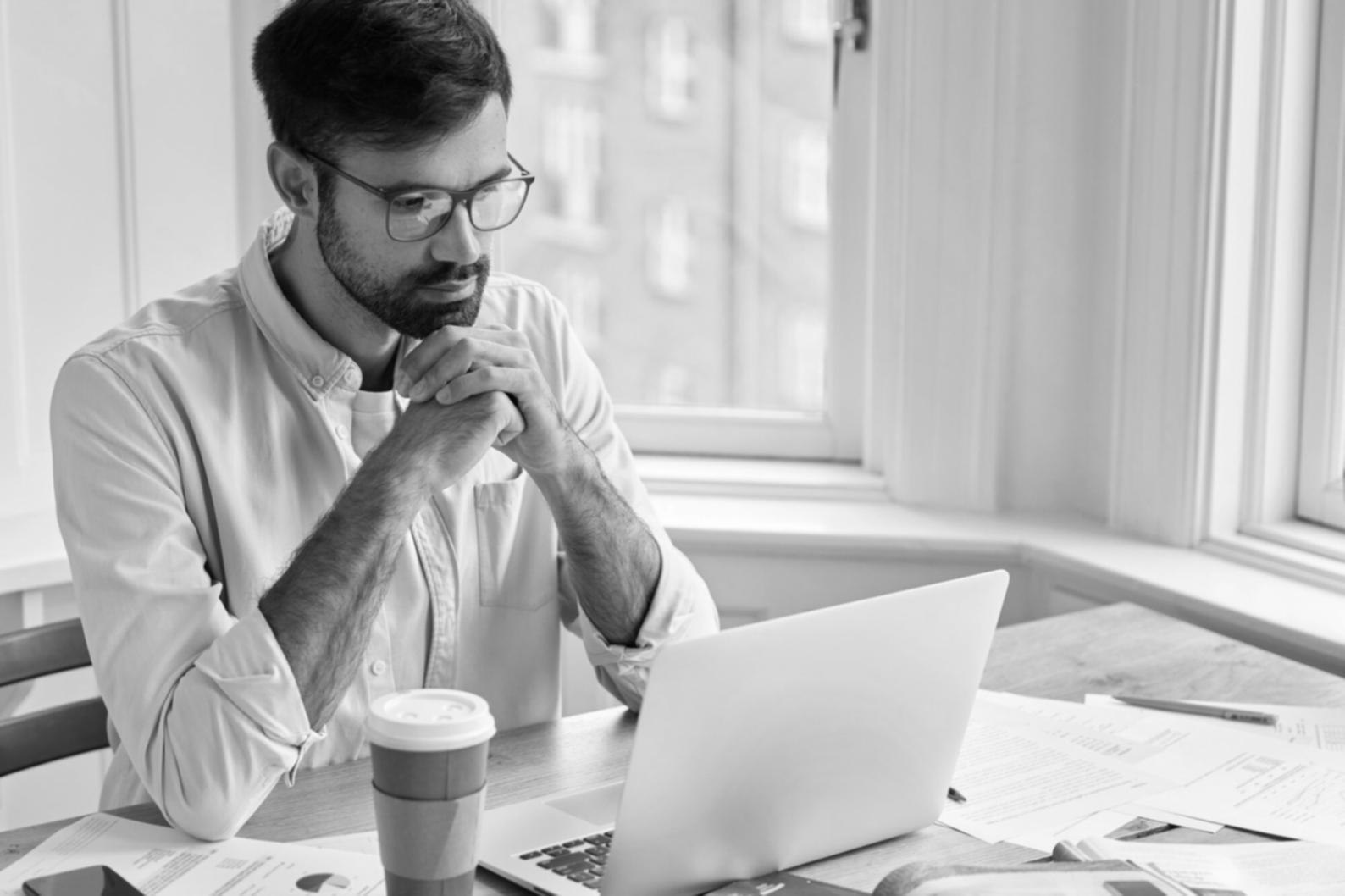 Sesión de análisis financiero colaborativo en oficina moderna