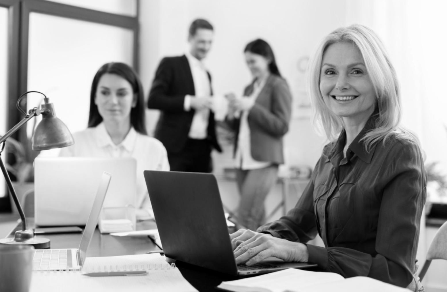 Análisis financiero profesional mostrando gráficos y tendencias empresariales